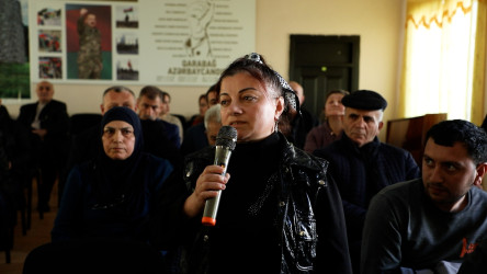 Rayon İcra Hakimiyyətinin başçısı 98 saylı tam orta məktəbdə vətəndaşlarla görüşüb