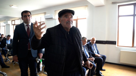 Rayon İcra Hakimiyyətinin başçısı 194 saylı tam orta məktəbdə vətəndaşlarla görüşdü