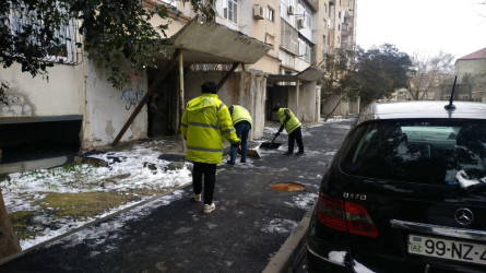 Xətai rayonunda yollar qardan təmizlənir