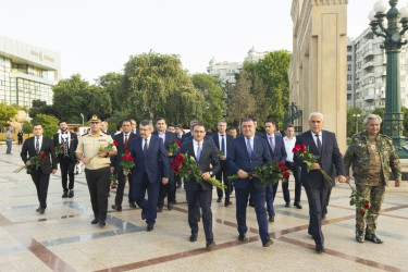 Xətai rayonunda Ümummilli lider Heydər Əliyevin 100 illik yubileyi və Milli Qurtuluş Günü münasibətilə möhtəşəm konsert proqramı və atəşfəşanlıq  təşkil olunub+VİDEO