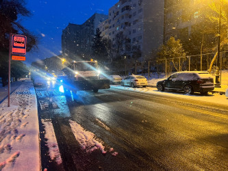 Xətai rayonunda yollar qardan təmizlənir