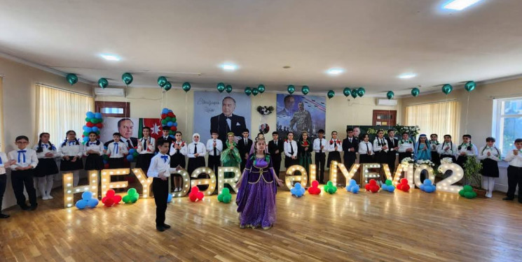 Xətai rayon məktəblərində Ulu Öndərin anadan olmasının 102-ci ildönümünə həsr olunmuş silsilə tədbirlər keçirilib