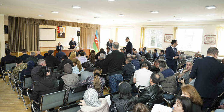 Rayon İcra Hakimiyyətinin başçısı 204 saylı tam orta məktəbdə vətəndaşlarla görüşüb