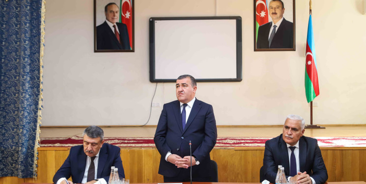 Rayon İcra Hakimiyyətinin başçısı 257 saylı məktəbdə sakinlərlə görüşdü