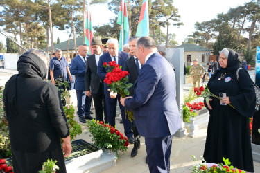 Rayon ictimaiyyəti 27 sentyabr -Anım Günündə şəhid məzarlarını ziyarət edib