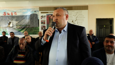 Rayon İcra Hakimiyyətinin başçısı 98 saylı tam orta məktəbdə vətəndaşlarla görüşüb