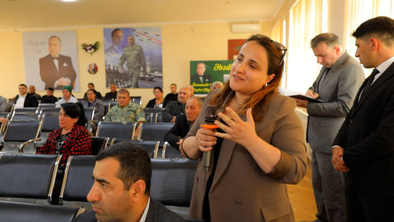 Rayon İcra Hakimiyyətinin başçısı 221 saylı tam orta məktəbdə vətəndaşlarla görüşdü