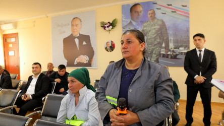 Rayon İcra Hakimiyyətinin başçısı 221 saylı tam orta məktəbdə vətəndaşlarla görüşdü