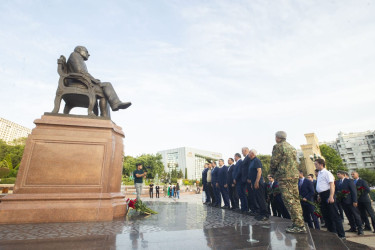 Xətai rayonunda Ümummilli lider Heydər Əliyevin 100 illik yubileyi və Milli Qurtuluş Günü münasibətilə möhtəşəm konsert proqramı və atəşfəşanlıq  təşkil olunub+VİDEO