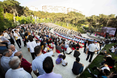 Xətai rayonunda hərbi-vətənpərvər mahnıların ifaçısı Şəmistan Əlizamanlının və Hərbi Orkestrin konsert proqramı təşkil olunub+VİDEO