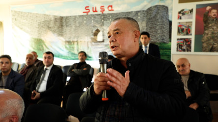 Rayon İcra Hakimiyyətinin başçısı 98 saylı tam orta məktəbdə vətəndaşlarla görüşüb