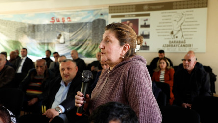 Rayon İcra Hakimiyyətinin başçısı 98 saylı tam orta məktəbdə vətəndaşlarla görüşüb