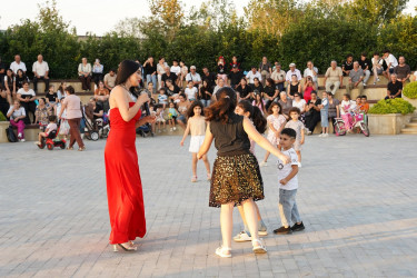 Xətai rayonunda Nizami parkında sakinlər üçün növbəti konsert proqramı təşkil olunub