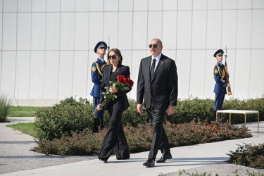 Prezident İlham Əliyev Anım Günü ilə əlaqədar Bakıdakı Zəfər parkında olub