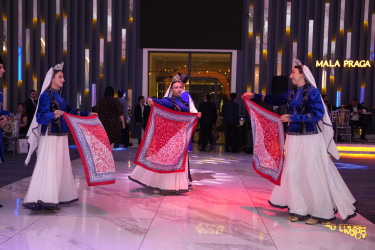 Xətai rayonunda Beynəlxalq Müəllimlər Günü münasibətilə “Zirvəyə Aparan İşıq” adlı tədbir keçirilib.