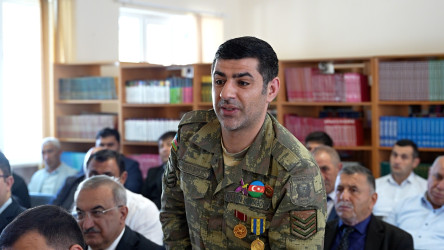 Rayon İcra Hakimiyyətinin başçısı Humanitar Fənlər Təmayüllü liseydə vətəndaşlarla görüşüb