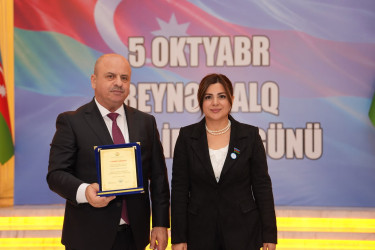 Xətai rayonunda Beynəlxalq Müəllimlər Günü münasibətilə “Zirvəyə Aparan İşıq” adlı tədbir keçirilib.