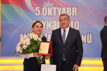 Xətai rayonunda Beynəlxalq Müəllimlər Günü münasibətilə “Zirvəyə Aparan İşıq” adlı tədbir keçirilib.