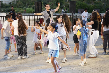 Xətai rayonunda Nizami Gəncəvi adına parkda sakinlər üçün növbəti konsert proqramı təşkil olunub