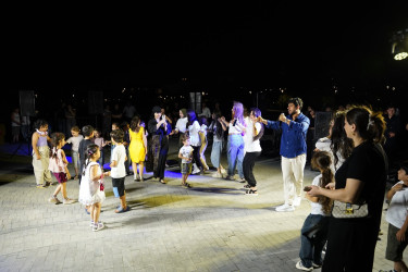 Xətai rayonunda Nizami Gəncəvi adına parkda sakinlər üçün növbəti konsert proqramı təşkil olunub