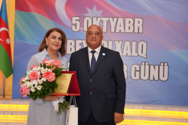 Xətai rayonunda Beynəlxalq Müəllimlər Günü münasibətilə “Zirvəyə Aparan İşıq” adlı tədbir keçirilib.