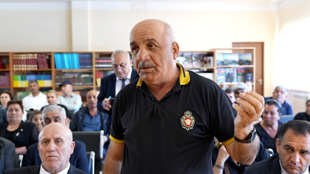 Rayon İcra Hakimiyyətinin başçısı Humanitar Fənlər Təmayüllü liseydə vətəndaşlarla görüşüb