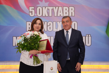 Xətai rayonunda Beynəlxalq Müəllimlər Günü münasibətilə “Zirvəyə Aparan İşıq” adlı tədbir keçirilib.
