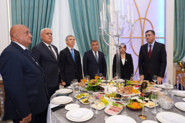 Xətai rayonunda Beynəlxalq Müəllimlər Günü münasibətilə “Zirvəyə Aparan İşıq” adlı tədbir keçirilib.