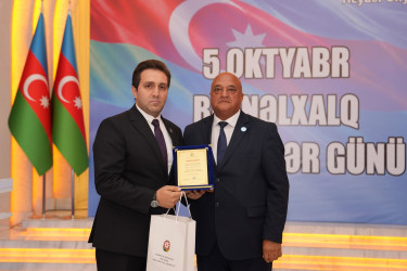 Xətai rayonunda Beynəlxalq Müəllimlər Günü münasibətilə “Zirvəyə Aparan İşıq” adlı tədbir keçirilib.