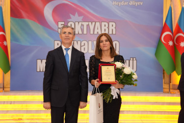 Xətai rayonunda Beynəlxalq Müəllimlər Günü münasibətilə “Zirvəyə Aparan İşıq” adlı tədbir keçirilib.