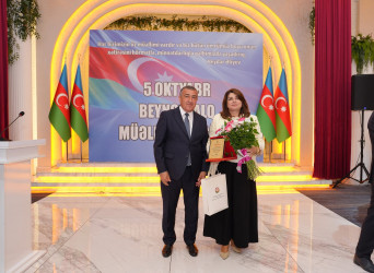 Xətai rayonunda Beynəlxalq Müəllimlər Günü münasibətilə “Zirvəyə Aparan İşıq” adlı tədbir keçirilib.