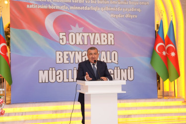Xətai rayonunda Beynəlxalq Müəllimlər Günü münasibətilə “Zirvəyə Aparan İşıq” adlı tədbir keçirilib.