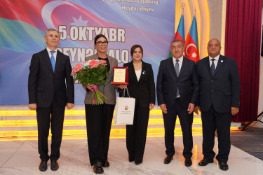 Xətai rayonunda Beynəlxalq Müəllimlər Günü münasibətilə “Zirvəyə Aparan İşıq” adlı tədbir keçirilib.