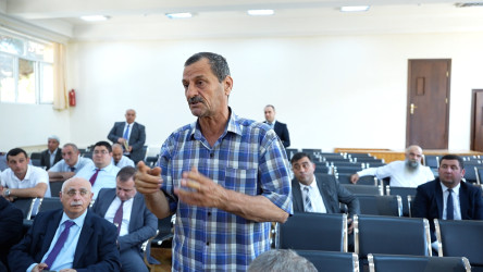 Rayon İcra Hakimiyyətinin başçısı 260 saylı tam orta məktəbdə vətəndaşlarla görüşüb