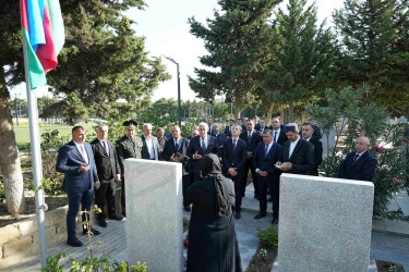 Xətai rayon ictimaiyyəti 27 Sentyabr – Anım Günü ilə əlaqədar şəhid məzarlarını ziyarət edib