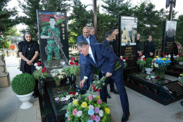 Xətai rayon ictimaiyyəti 27 Sentyabr – Anım Günü ilə əlaqədar şəhid məzarlarını ziyarət edib