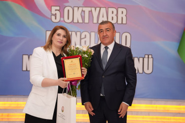 Xətai rayonunda Beynəlxalq Müəllimlər Günü münasibətilə “Zirvəyə Aparan İşıq” adlı tədbir keçirilib.