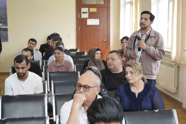 Rayon İcra Hakimiyyətinin başçısı 221 saylı tam orta məktəbdə vətəndaşlarla görüşüb