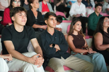 Xətai rayonunda “Səhnəmizin Şəfəq Çağı” adlı teatr-konsert proqramı keçirilib