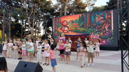Xətai rayonunda uşaqlar üçün “Qırmızıpapaq və Canavar” kukla tamaşası təqdim edilib