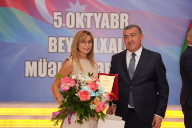 Xətai rayonunda Beynəlxalq Müəllimlər Günü münasibətilə “Zirvəyə Aparan İşıq” adlı tədbir keçirilib.