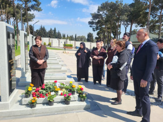 Xətai rayon İcra Hakimiyyətinin nümayəndələri Milli Qəhrəman İlqar Mirzəyevin məzarını ziyarət ediblər