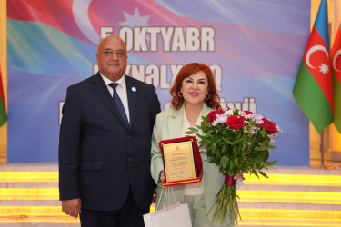 Xətai rayonunda Beynəlxalq Müəllimlər Günü münasibətilə “Zirvəyə Aparan İşıq” adlı tədbir keçirilib.