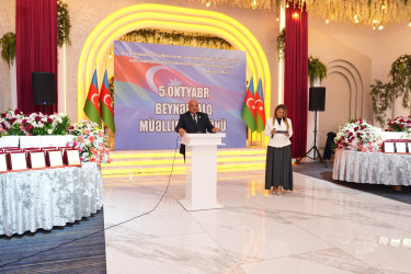 Xətai rayonunda Beynəlxalq Müəllimlər Günü münasibətilə “Zirvəyə Aparan İşıq” adlı tədbir keçirilib.