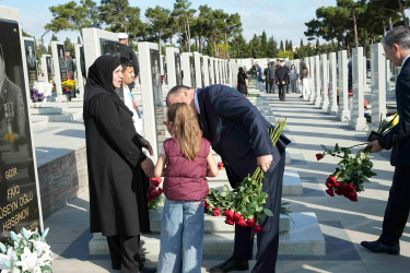 Xətai rayon ictimaiyyəti 27 Sentyabr – Anım Günü ilə əlaqədar şəhid məzarlarını ziyarət edib