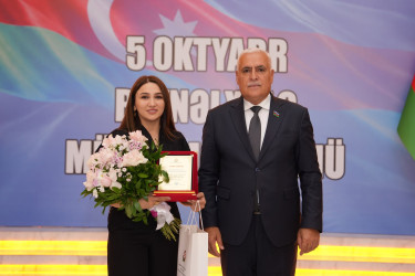 Xətai rayonunda Beynəlxalq Müəllimlər Günü münasibətilə “Zirvəyə Aparan İşıq” adlı tədbir keçirilib.