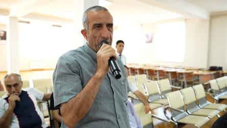 Rayon İcra Hakimiyyətinin başçısı 263 saylı tam orta məktəbdə vətəndaşlarla görüşüb