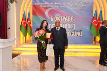 Xətai rayonunda Beynəlxalq Müəllimlər Günü münasibətilə “Zirvəyə Aparan İşıq” adlı tədbir keçirilib.