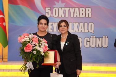 Xətai rayonunda Beynəlxalq Müəllimlər Günü münasibətilə “Zirvəyə Aparan İşıq” adlı tədbir keçirilib.