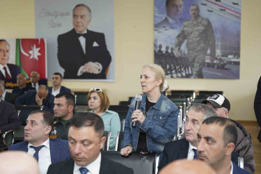Rayon İcra Hakimiyyətinin başçısı 221 saylı tam orta məktəbdə vətəndaşlarla görüşüb